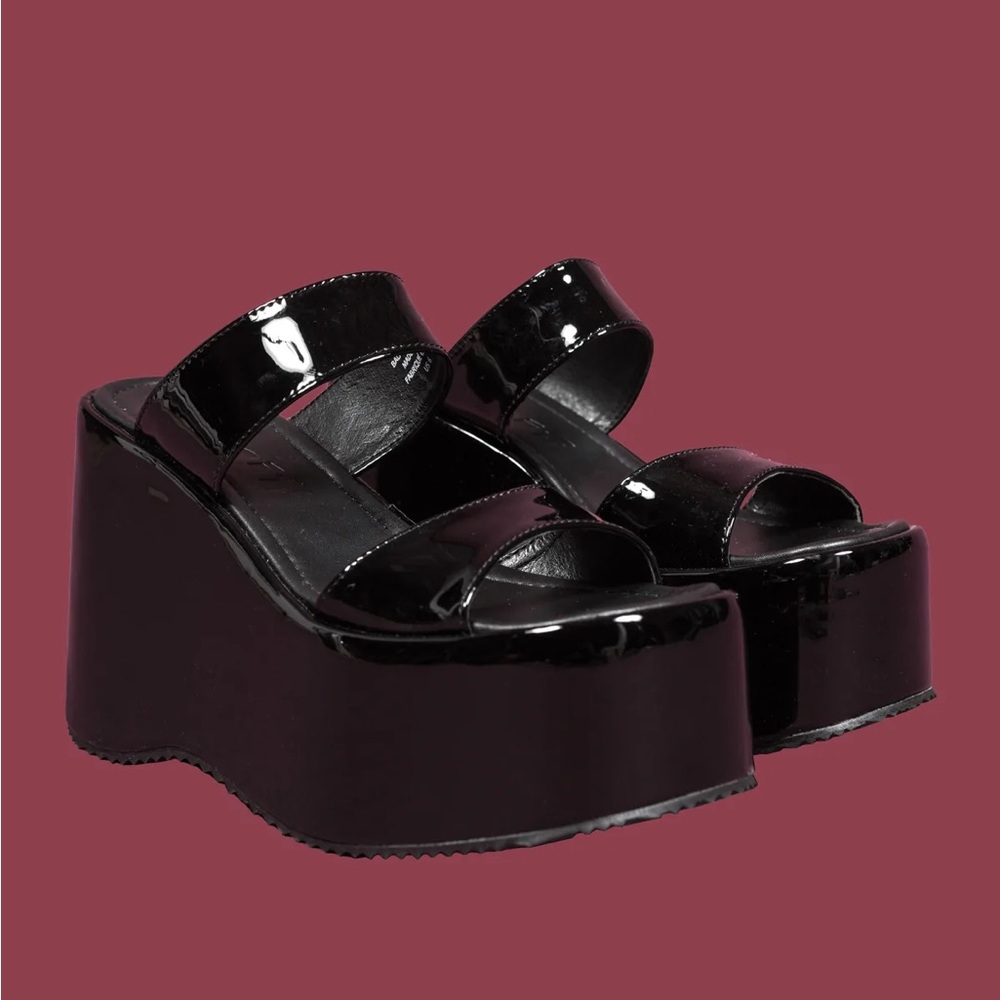 UNIF Gia slip ons❤️